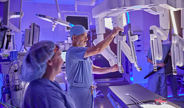 Surgeon using da Vinci robot