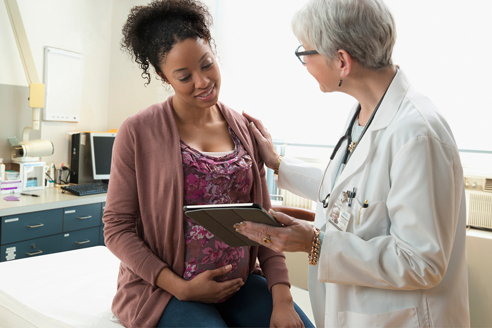 Doctor speaking with pregnant woman